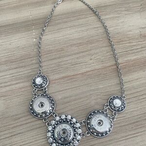 Chic Silver Necklace with Snap Accents